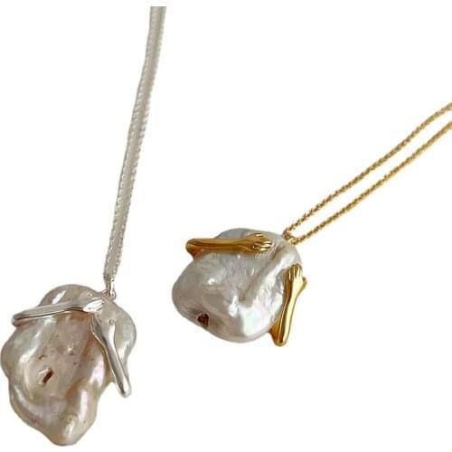 2021 New Retro Metal Baroque Danshui Womens Pearl Pendant Necklace with Simple and Elegant Design and Natural Pearl Necklace