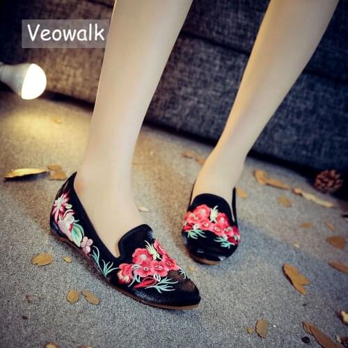 Veowalk Chinese Women Flats Shoes Vintage Flower Embroidery Pointed Toe Comfort Slip-on Summer Ballet Shoes For Woman
