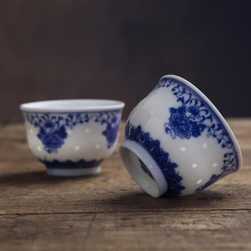 2pcs/Lot 120ml Jingdezhen Hollow Blue and White Porcelain Teacups Vintage Chinese Tea Cup Ceramic Tea Bowl Sake Cups Drinkware