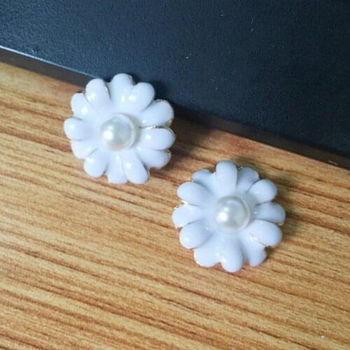 50pcs Charms Strass Pearl Daisy Flower Button Buckle Flatback Floating Enamel Accessories Hair Clip Jewelry Accessories Hair DIY