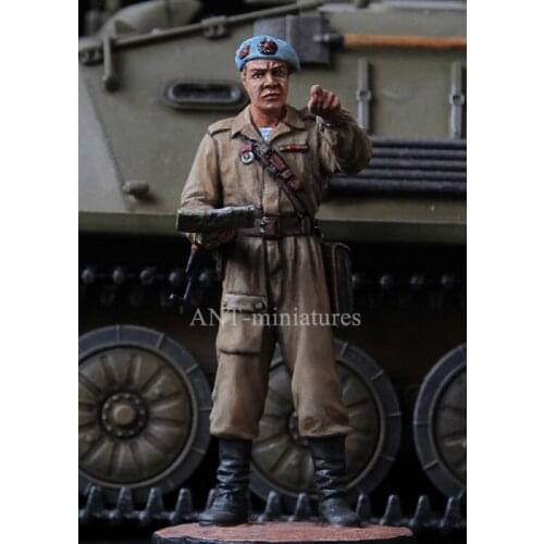 1/35 resin figure soldier model Soviet military station in Prague Air Force GK white model hand scene 229