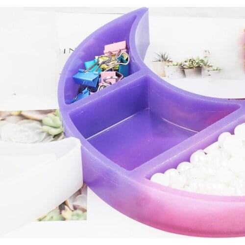 Woman Wraps the Skull Shape Silicone Mold Epoxy Resin DIY Decoration Making Soap Melt Resin Polymer Clay Home Decoration