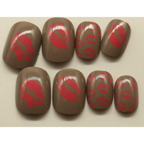 Sweet Kiss Pattern False Nails Chocolate Color Shiny 24pcs Clear Designed Nail Tips Salon Quality Z238