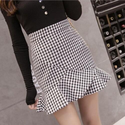 The new plaid skirt in spring is a Korean version with high waist and slim figure