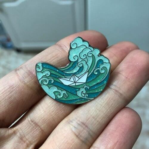 Pretty Glitter Huge Waves Hard Enamel Pins Paper Boat Medal Brooches Women Men Backpack Collar Lapel Badges Fashion Jewelry Gift