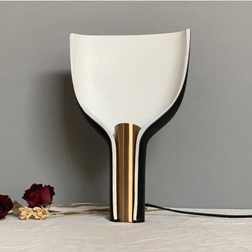 Simple art metal living room table lamp northern Europe fashionable bedroom bedside study hotel model room table lamp