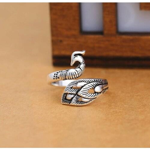 Adjustable Knitting Loop Crochet Loop Tool Peacock Knitting Ring Finger Wear Thimble Yarn Finger Wear Ring