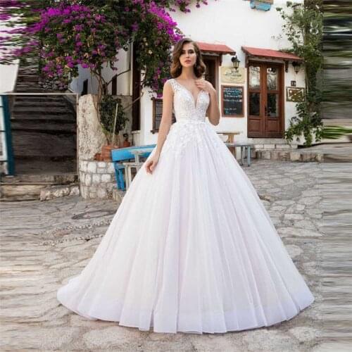 Amazing Lace Appliques V-Neck Wedding Dresses Sexy Open Back Princess Bridal Gowns Sleeveless Bride Wedding Wear Spring