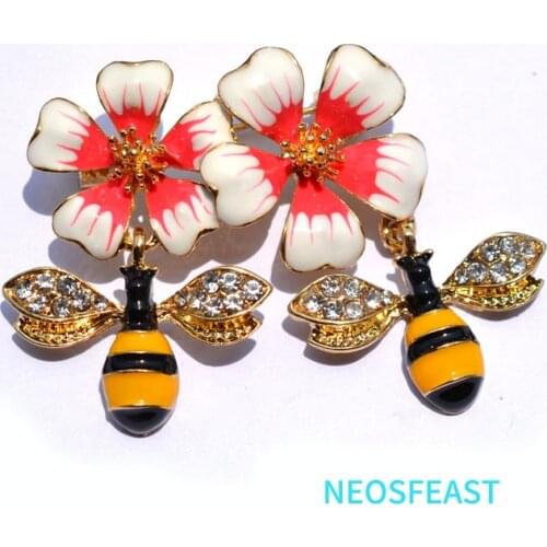 Flower Enameled Breast Cute Pin Bee Brooch for Women Gold Color Rhinestone Insect Brooch Coat Garments Lady Gift Fashion Jewelry