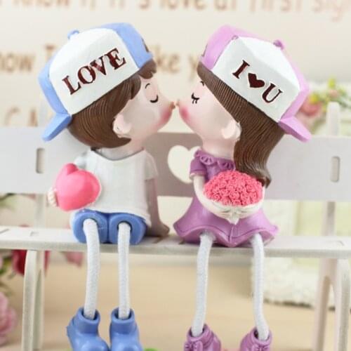 Cartoon character resin kiss couple hanging feet doll home shelf cute trinkets decoration ideas Pastoral People home decor