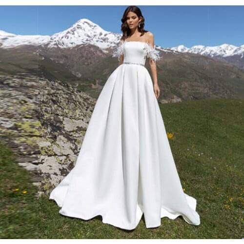Luxury White Off Shoulder Feathers Beading Wedding Dress 2021 Sleeveless Sexy Satin Beach Bridal Gowns Custom Made