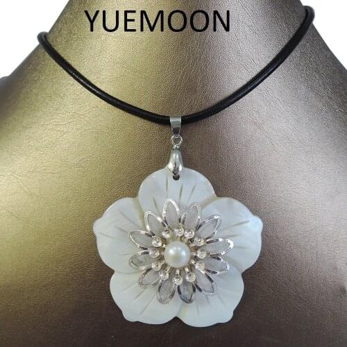 100% nature freshwater pearl pendant necklace ,REAL LEATHER chain-55 mm FLOWER shape ROUND pearl pendant necklace