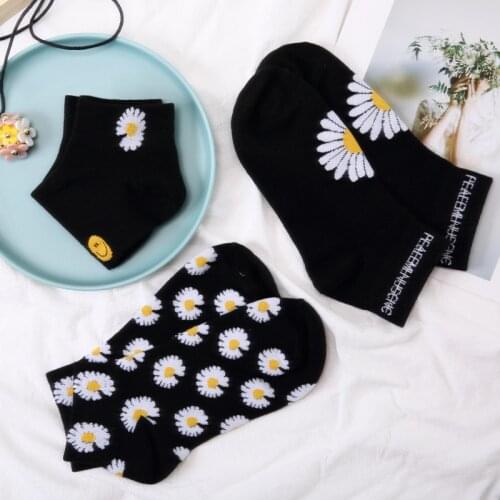 Black Vintage Daisy Ankle Socks Women Men Fashion Smiley Flower Short Socks Cute Cartoon Soft Cotton Kawaii Chaussette Femme