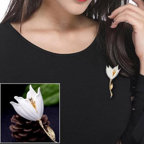 Lily Flower Crystals Brooches Imitation Pearl Pins Fashion Elegant Jewelry For Women Party Clothing Buckle Wedding Accessories