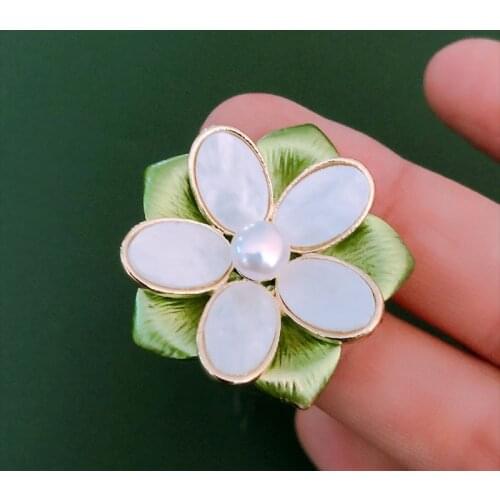 Muylinda 2021 Newest Vintage Green Leaves With White Enamel Flower Brooch Pin Jewelry For Womens Pearl Flower Brooches & Pins