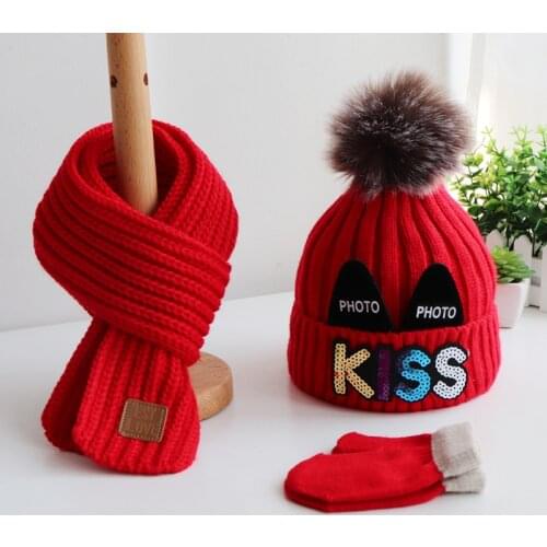 A three-piece set of hat and scarf gloves Boys and girls in autumn and winter are lovely knitting wool hats and warm scarves