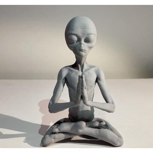 Meditating Alien Resin Gardening Statue Meditative Extraterrestrial Sculpture Outdoor Saucerman Figurine Garden Ornaments Decor