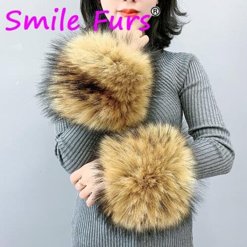 2020 New Fur Wrist Faux Raccoon Fur Cuff For Women Warm Winter Fur Wrist Sleeve Decor Arm Wristbands Elastic Fur Bracelet ZKG35