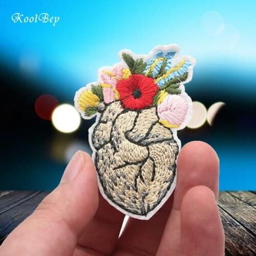 2pcs/lot Hand Embroidered Iron on Patch Anatomical Heart Patch Flower Heart Gift for Doctor Nurse Grunge Patches SC3237