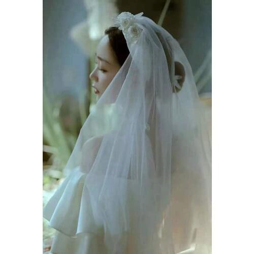 Beading Cut Edge Elbow Length Bridal Veils With Hair Clasp