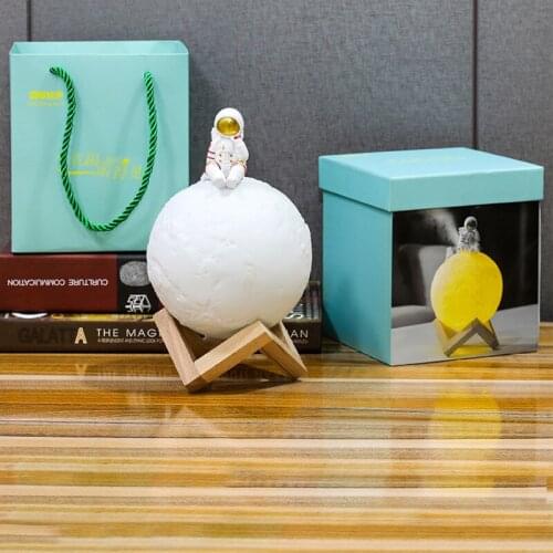 Nordic creative bedroom astronaut ornament Eco-friendly synthetic resin home decoration accessories fashion moon night light