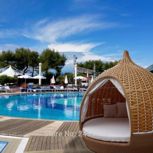 Round Outdoor Rattan Daybed Furniture , Roofed Lounger Wicker Patio Chaise Lounge Daybed for garden ,poolside,hotel