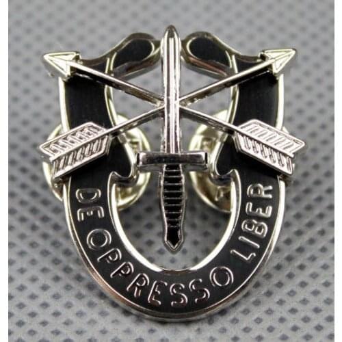 US SPECIAL FORCES SF HAT MOTTO METAL BADGE DE OPPRESSO LIBE PIN