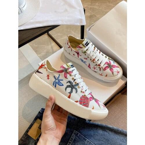 Fashionable new sports white shoes non slip lace up casual shoes travel mountaineering womens sports shoes mens board shoes