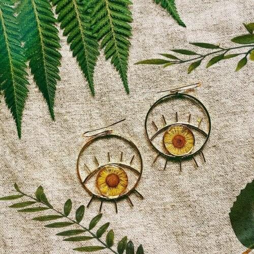 Eye of The Daisy Dangles,Pressed Flower Botanical Drop Earrings,Bohemian Eye Statement Earrings