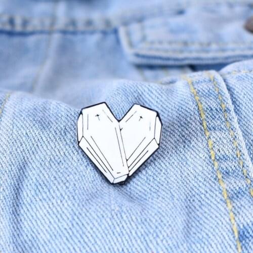 1 Pcs Creative Cross White Love Shape Dripping Oil Enamel Brooches Women Fashion Brooch Pins Jewelry Accessories