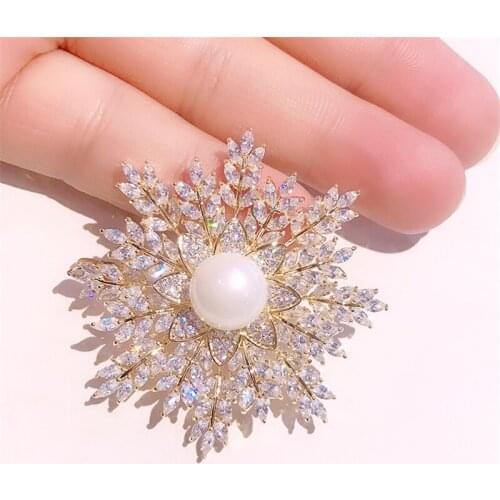High Quality Shiny Zircon Snowflake Brooches Pins Gold Color Copper Pin Rhinestone Wedding Bouquet Christmas Gift Accessories