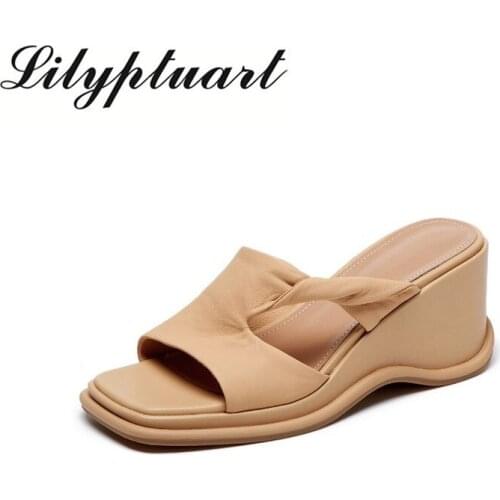 In the summer of 2021, womens new leather sponge cake slippers are casual, comfortable, wear-resistant and non-slip slippers