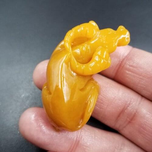 Natural jade a cargo yellow dragon jade pendant hand carved three-dimensional cow pendant old ox