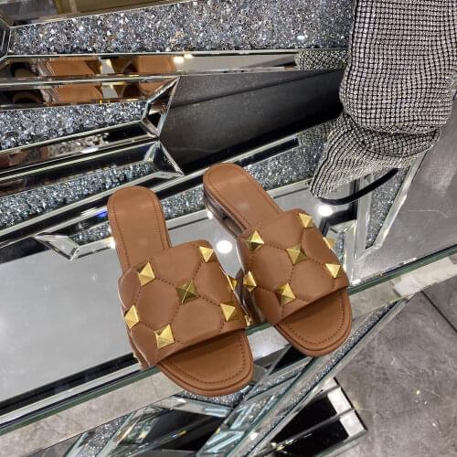 Womens Shoes New Fashion Summer Slippers Genuine Leather Ladies Shoes Luxury Brand Open Toe Slippers Rivet Outside Slippers