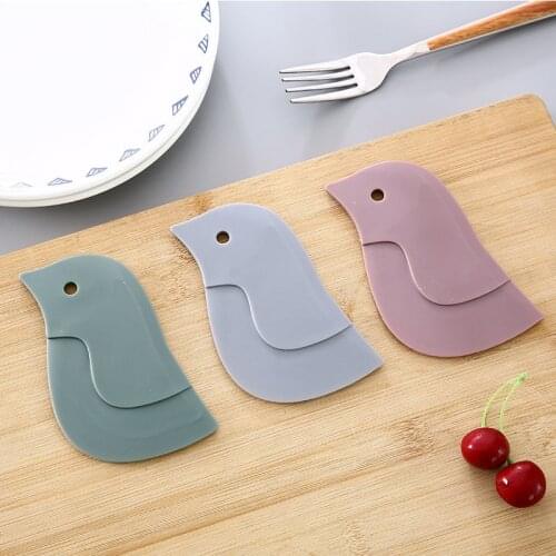 1 PC Cute Cartoon Kitchen Bathroom Stove Dirt Decontamination Scraper Cake Baking Tool Kitchen Accessories Random Color