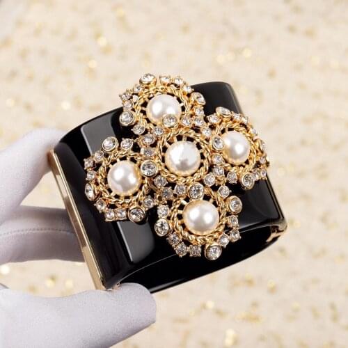 Hot Brand Fashion For Women Big Width Cuff Bracelet Praty Jewelry Crush Black Acrylic Snowflake Pearl Unique Top Quality