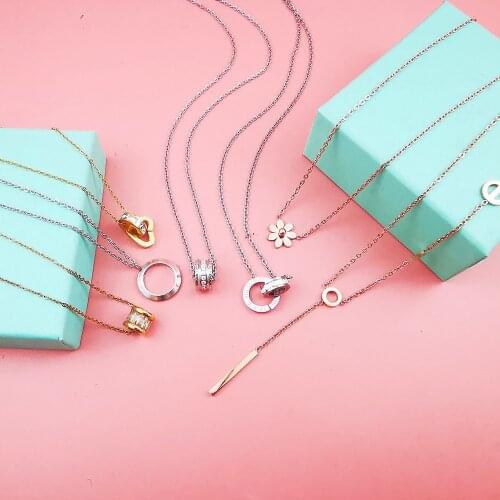 Japanese and Korean titanium steel small daisy necklace fashion net red short flower stainless steel necklace