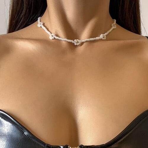 Trendy Elegant White Acrylic Beads Daisy Flower Choker Necklace for Women Beaded Clavicle Necklace Chocker Collar Jewelry Gift