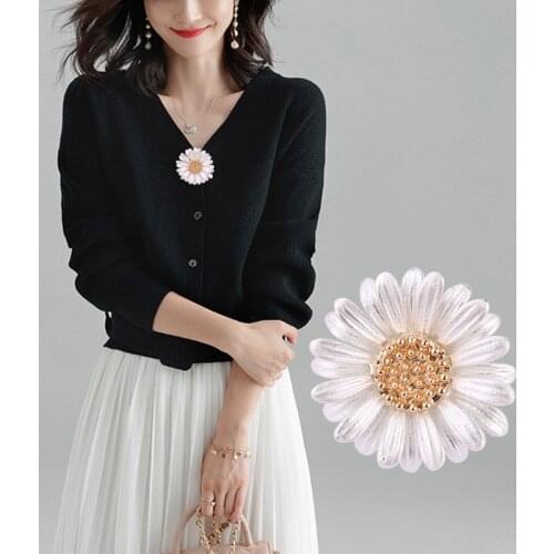 Small Daisy Brooches Anti-light Flower Lapel Pin Skirt Collar Needle Cardigan Shawl Scarf Buckle Clothes Women Accessories Gift