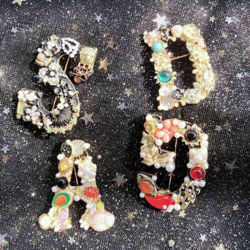 Korean Version of the Stylish Luxury Pearl Rhinestone Popcorn Letter Brooch Painting Pin for Women Girls Creative Accessories