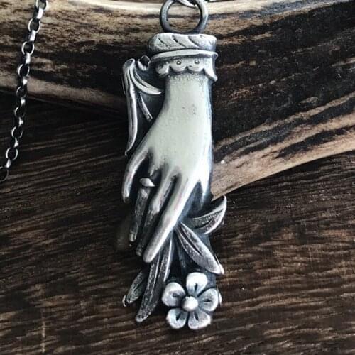 Vintage Silver Plated Holding Flowers Pendant Necklace For Women Ladies Punk Gothic Party Classic Necklace Jewelry Gift B4M910