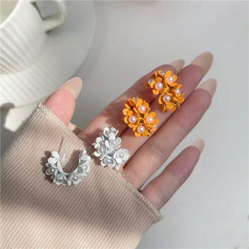 Bohemia Beach Hoop Earrings For Women Bijoux Fashion Metal Flower C Shape Piercing Earrings Charm Pearl Brincos 2021 New