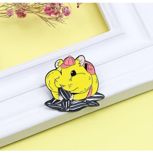 Lovely Chipmunks eat sunflower seeds Enamel Brooch Yellow rat Cartoon animal mouse Lapel Pin Backpack jackets fun Badge