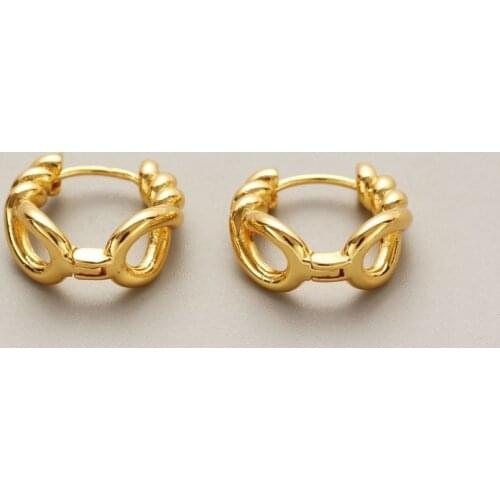 21 years new fashion Korean version of the simple Hong Kong wind earring round eye shape hollow simple earring earrings