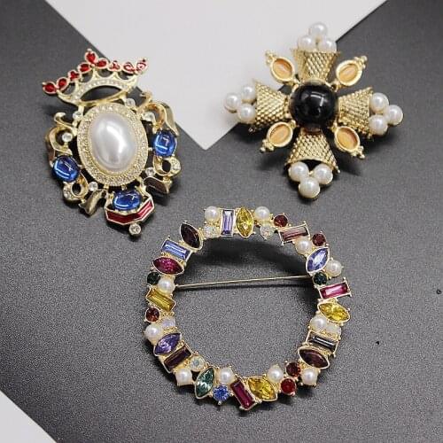 Round Crystal Brooch Fragrance for Women，Wedding Fashion Exquisitate Brooch，Vintage Wine Brooch，Coat Accessories