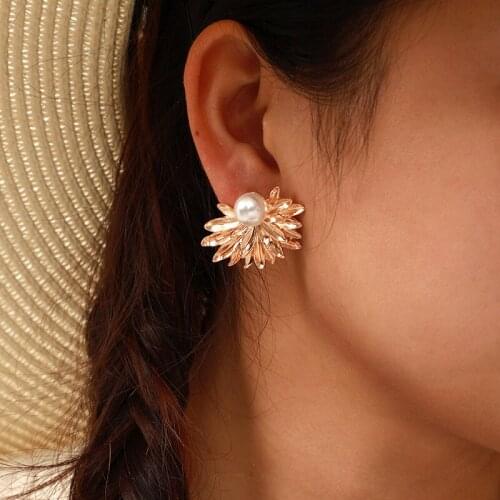 2020 Womens Earrings Fashion Vintage Flower Pearl Earrings Pendientes Gold Cute Earrings for Women Valentines Day Gift