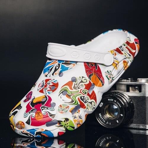 Classic Chinese Men Summer Clogs Soft Lightweight Slip On Sandal Clogs Big Size 47 Graffiti Print Man Garden Shoes sandale homme