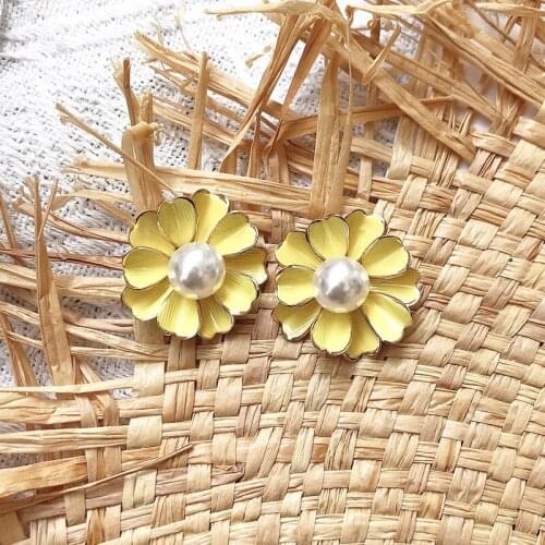 Spring and Summer New Flower Earrings Small Fresh Yellow Five Petal Flower Pearl Earrings for Women Piercing Jewelry