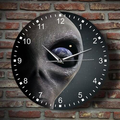Extraterrestrial Alien Looking At Earth Modern Wall Watch Outer Space Planet Alien Wall Clock Hanging Clock Saucer Man Gag Gift