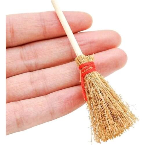 1PCS Dollhouse Furniture Miniature Dolls House Kitchen Yard Accessory 1/12 Wood Broom Classic Toys Pretend Play Furniture Toys